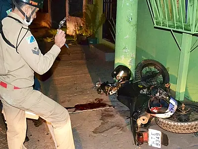 Soldados ficam feridos após bater moto em poste e muro