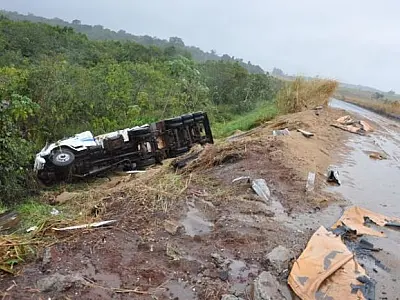 Caminhão tomba na MS-276 em Nova Andradina