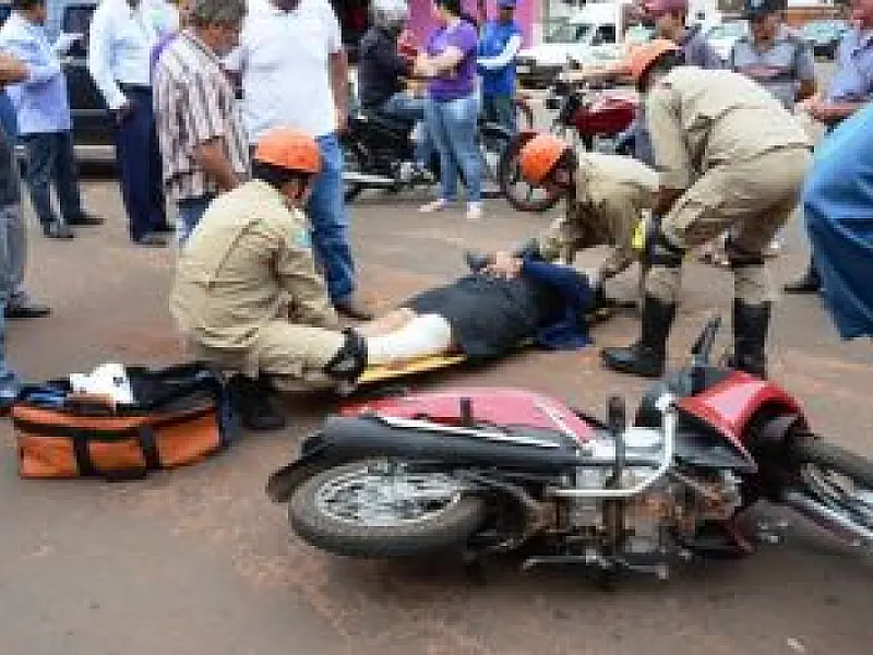 Carro colide com moto e motorista foge do local em Ivinhema