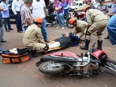 Carro colide com moto e motorista foge do local em Ivinhema