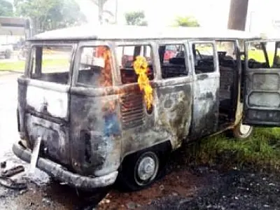 Kombi com três pessoas pega fogo e fica destruída em Naviraí