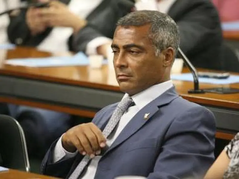 Romário tem carro apreendido após teste do  bafômetro
