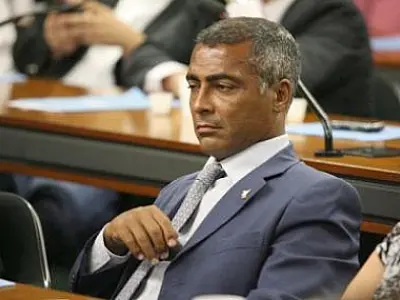Romário tem carro apreendido após teste do  bafômetro