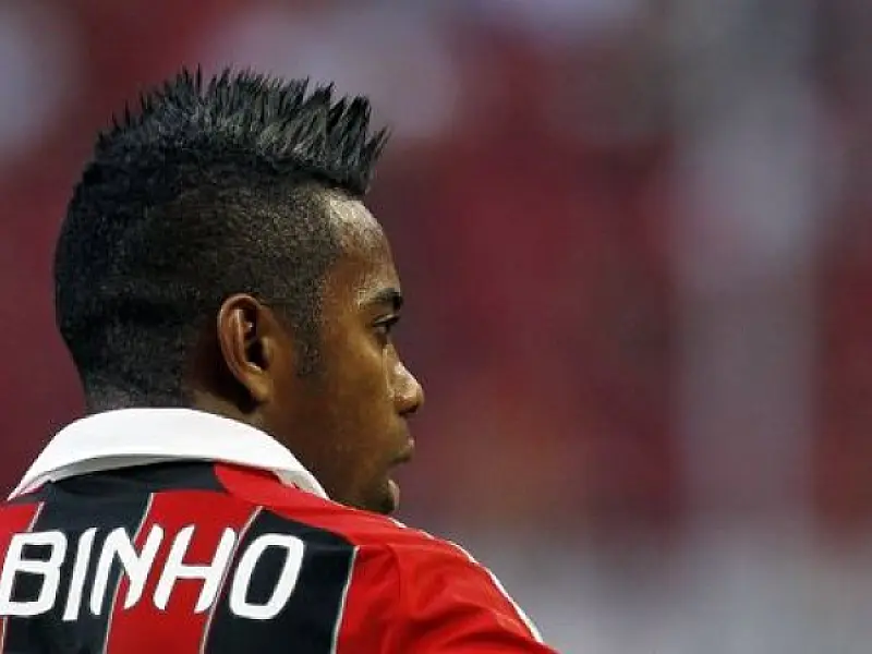 Milan pode pedir três atletas do Santos para liberar Robinho