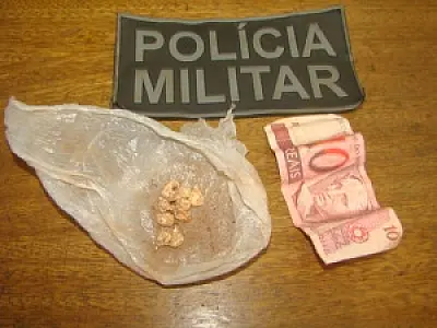 Polícia encontra pasta base de cocaína escondida em vaso de planta
