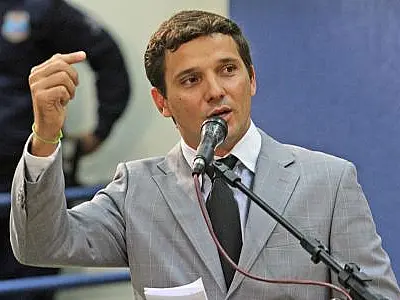 Vereador questiona Sesau sobre falta de remédios e pede lista de médicos