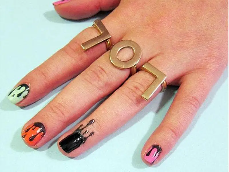 A nova tendência para unhas é a tatuagem temporária na cutícula