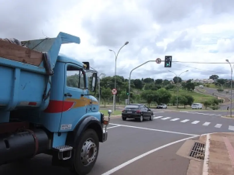 Agetran instala semáforo na avenida Neli Martins com rua Rio Negro