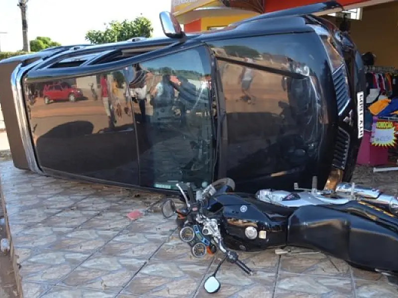 Vereador perde o controle, bate em árvore, em moto e capota veículo em Coxim