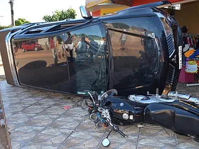Vereador perde o controle, bate em árvore, em moto e capota veículo em Coxim