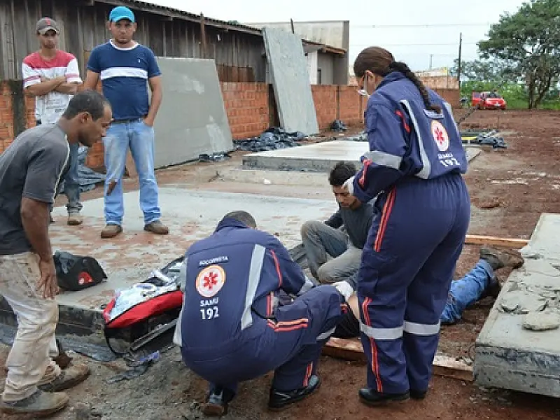 Placa de concreto desaba sobre dois operários em Dourados