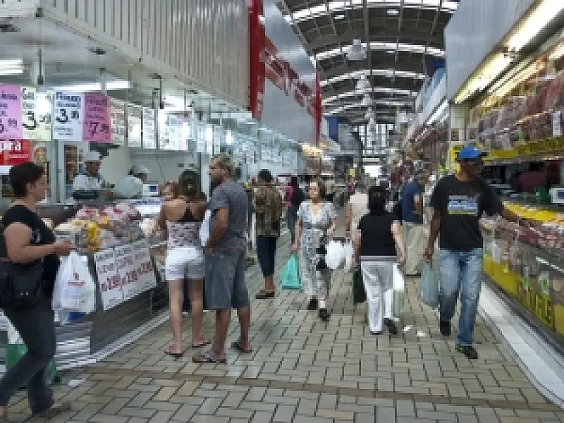 Pessoal ocupado no comércio cresce 7,2% em 2011, diz IBGE