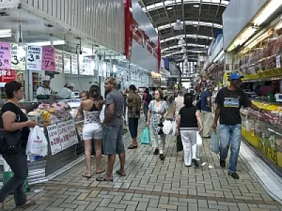 Pessoal ocupado no comércio cresce 7,2% em 2011, diz IBGE