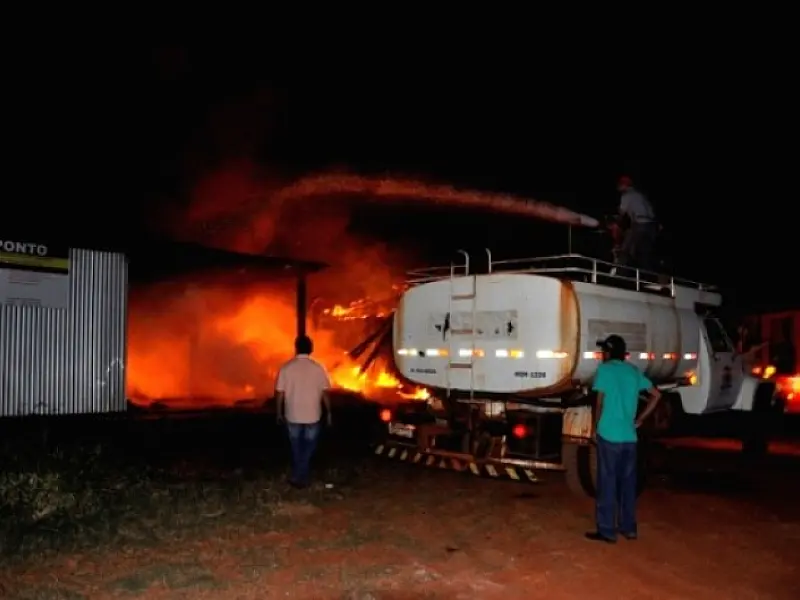 Fogo destrói barracão usado como Ecoponto em Nova Andradina