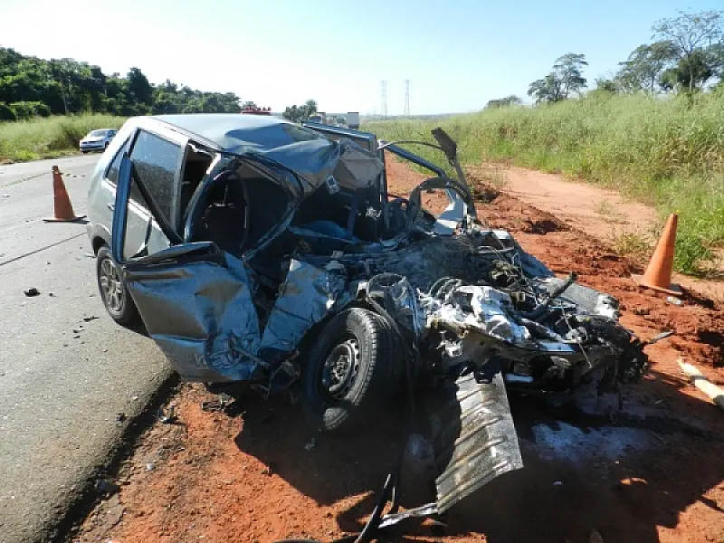 Uno fica destruído após colisão frontal com caminhão na BR 262