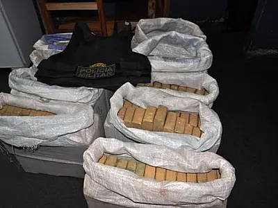 PM de Aral Moreira encontra mais de 350 quilos de maconha em veículo capotado