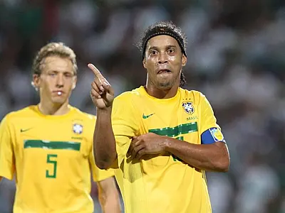 Ronaldinho brilha e Brasil vence o México por 2 x 1