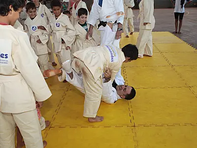Projeto Judô Nota Dez entrega 50 quimonos a atletas de Jaraguari