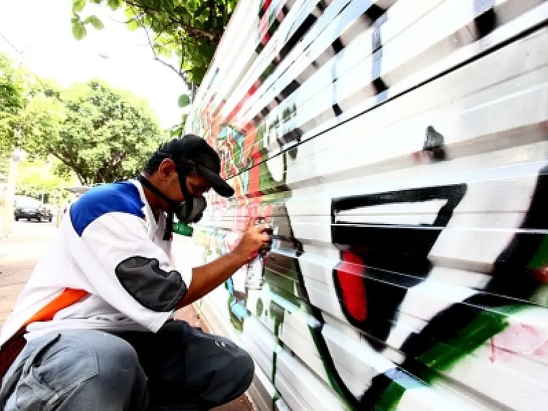 Artistas começam a grafitar tapumes da Praça Ary Coelho