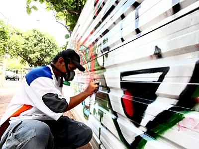 Artistas começam a grafitar tapumes da Praça Ary Coelho