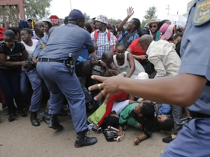 Excesso de público leva polícia a fechar acessos ao velório de Mandela