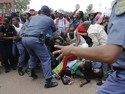 Excesso de público leva polícia a fechar acessos ao velório de Mandela