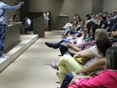 Homem que viaja o mundo com mala de livros palestra na Uniarte