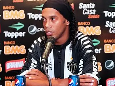 Pronto para o jogo, Ronaldinho vai usar a camisa 49
