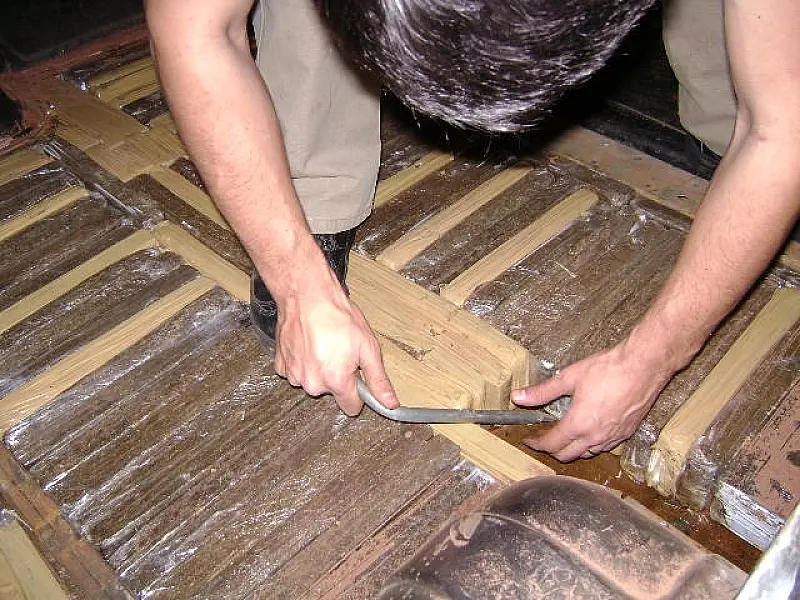 Polícia apreende droga em fundo falso na carroceria de veículo