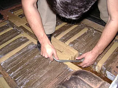Polícia apreende droga em fundo falso na carroceria de veículo