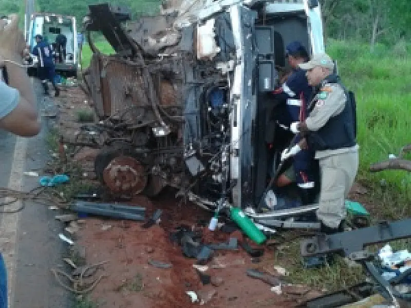 Acidente entre caminhões deixa um morto na BR-262