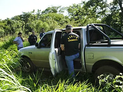 Polícia coleta material em corpo para investigar morte de homem