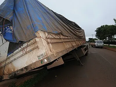 Asfalto cede e carroceria de caminhão cai em Dourados