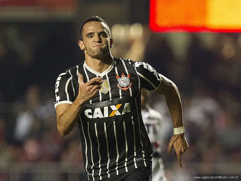 Dor no joelho pode tirar Renato Augusto da estreia do Brasileiro
