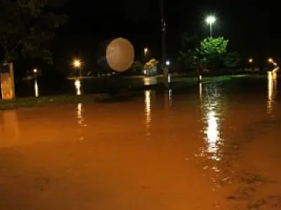 Chuva volta a castigar Batayporã na noite dessa terça e alaga ruas