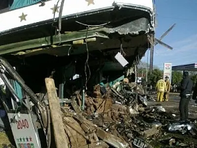 Acidente entre ônibus e caminhão mata 16 no Paraguai