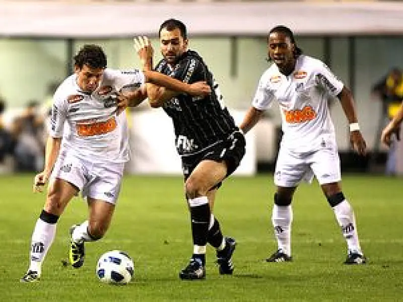 Em jogo fraco, Corinthians volta a liderança com empate com Santos; 0 a 0