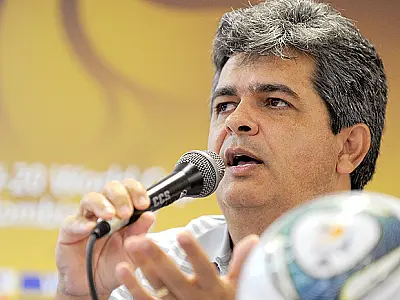 Novo treinador do Flamengo assina contrato nesta terça-feira