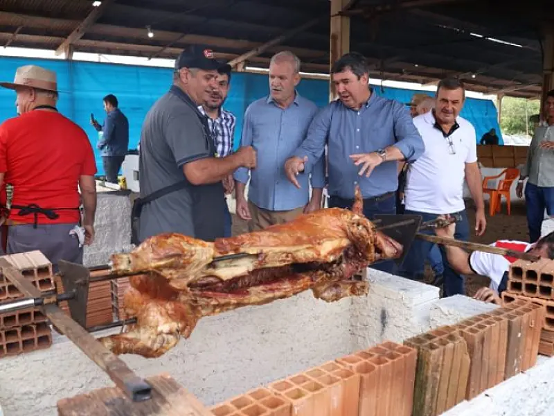 Na Festa do Leitão no Rolete, governador valoriza tradição