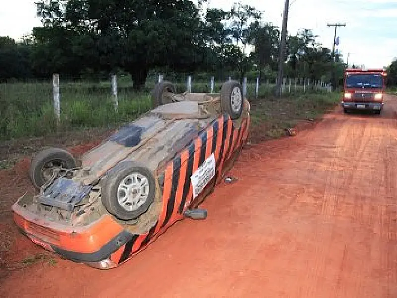 Motorista alcoolizado capota carro após bater em buraco em Coxim