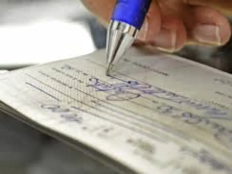 Taxa de juros do cheque especial bate novo recorde: 321,1% ao ano