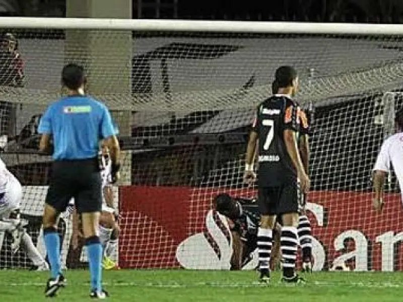 Vasco abre semi com empate por 1 a 1 com a Universidad