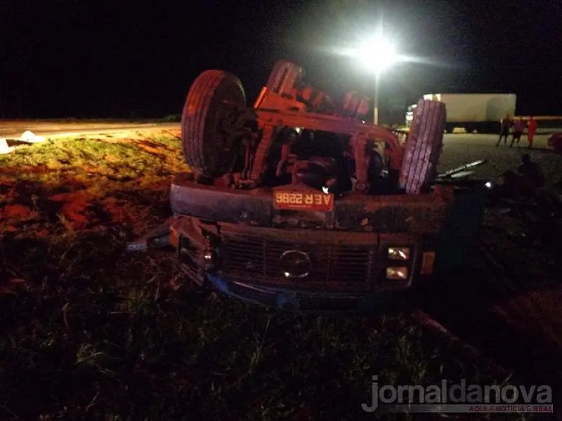 Caminhão boiadeiro de Batayporã tomba na BR 267