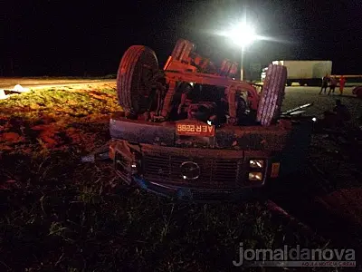 Caminhão boiadeiro de Batayporã tomba na BR 267