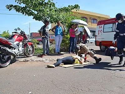 Mulher fica ferida em colisão entre moto e carro em Coxim