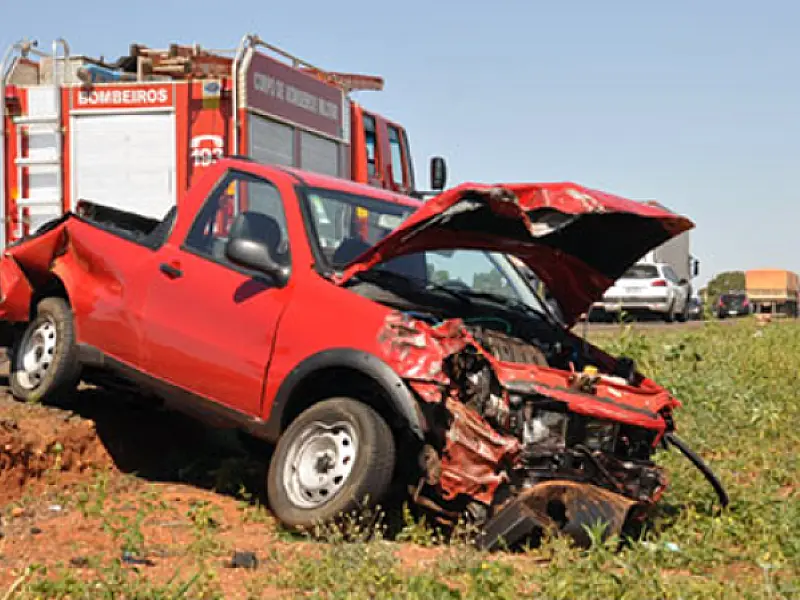 Carro tenta ultrapassagem proibida e colide com caminhão na BR-163