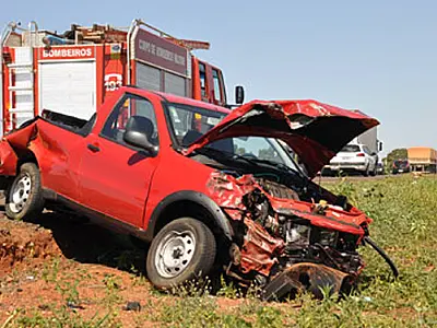 Carro tenta ultrapassagem proibida e colide com caminhão na BR-163
