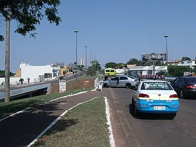 Motorista colide com proteção de viaduto