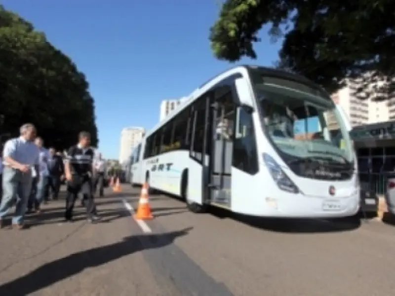 Prefeito testa novo ônibus na Capital