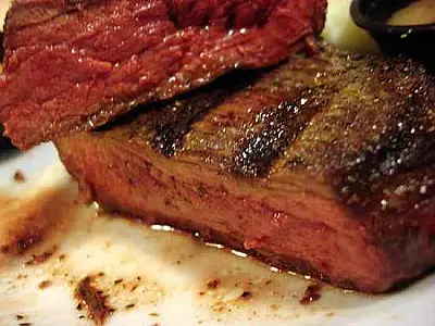 Lavar bem as verduras e não comer carne mal passada ou crua pode evitar doença